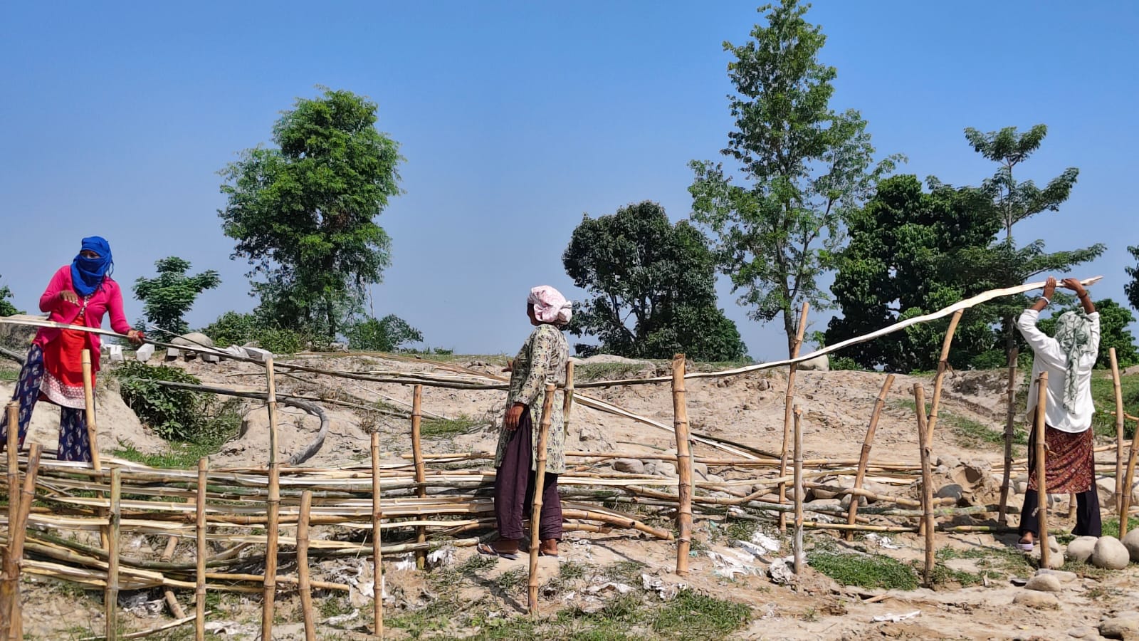 मछेली नदीको कटान नियन्त्रणका लागि खल्लागोठमा जैविक तटबन्ध निर्माण गरिँदै