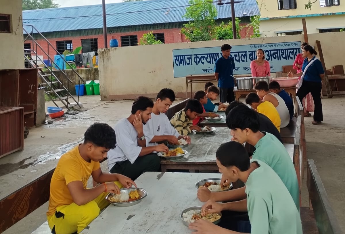 सार्क एजुकेसन फाउन्डेसन +२ का विद्यार्थीहरूले बुवाको मुख हेर्ने दिनमा बाल अनाथालयमा खाना खुवाए