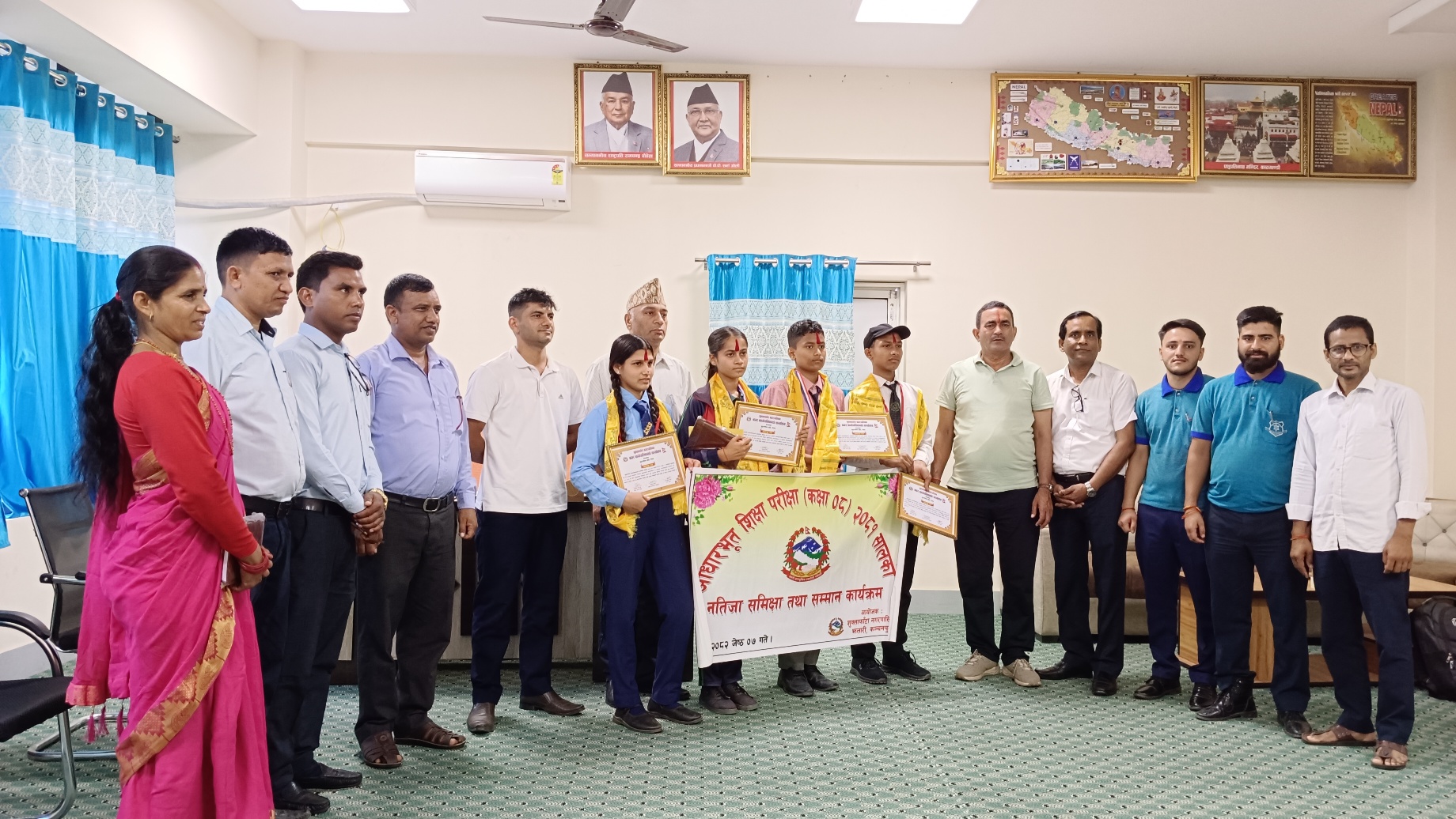 शुक्लाफाँटा नगरपालिकाद्वारा कक्षा ८ मा सर्वोत्कृष्ट विद्यार्थीहरू पुरस्कृत