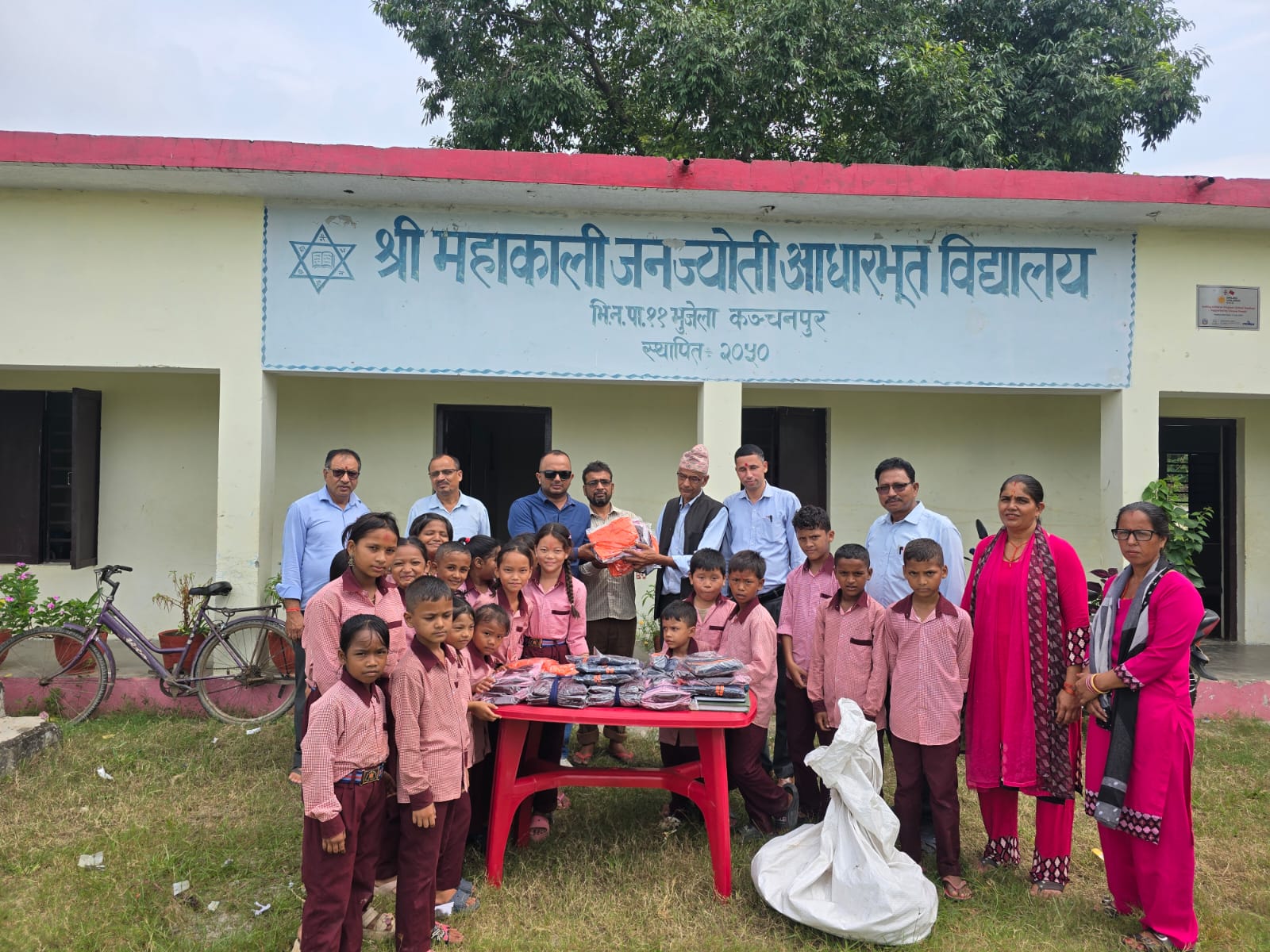 भीमदत्त-११ का ३२ विद्यार्थीलाई वडा अध्यक्ष थापाद्वारा विद्यालय पोशाक