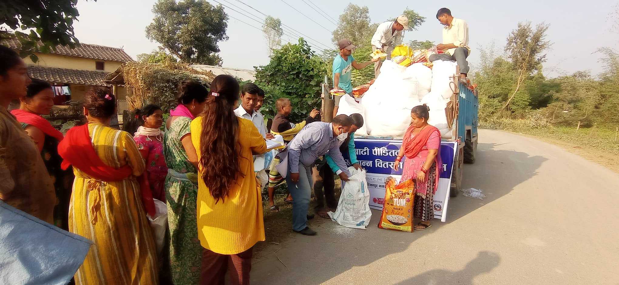 टिकापुरका बाढी प्रभावित १३० घरधुरीलाई खाद्यान्न वितरण