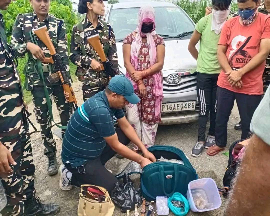 तीन करोड भारतीय रुपैयाँ र १५ किलो सुन सहित तीन जना नेपाली पक्राउ