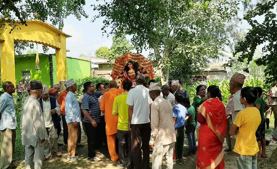 कञ्चनपुरको बेलडाँडीमा रामलिलाका लागि मुर्ति भित्र्याइयो