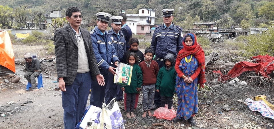 सुकुम्बासी सुरेन्द्र नेपालीलाई राहत स्वरुप घरायसी सामग्री वितरण