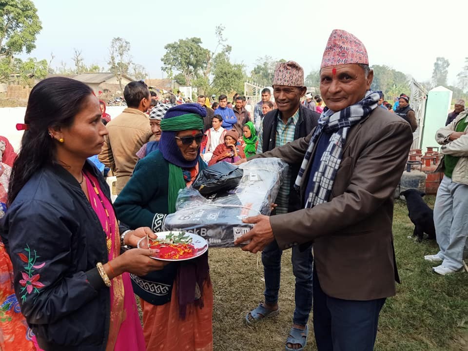 कञ्चनपुरको बेलडाँडी ५ का अति विपन्न ५५ घरपरिवारलाई खाना पकाउने ग्याँस चुलो वितरण