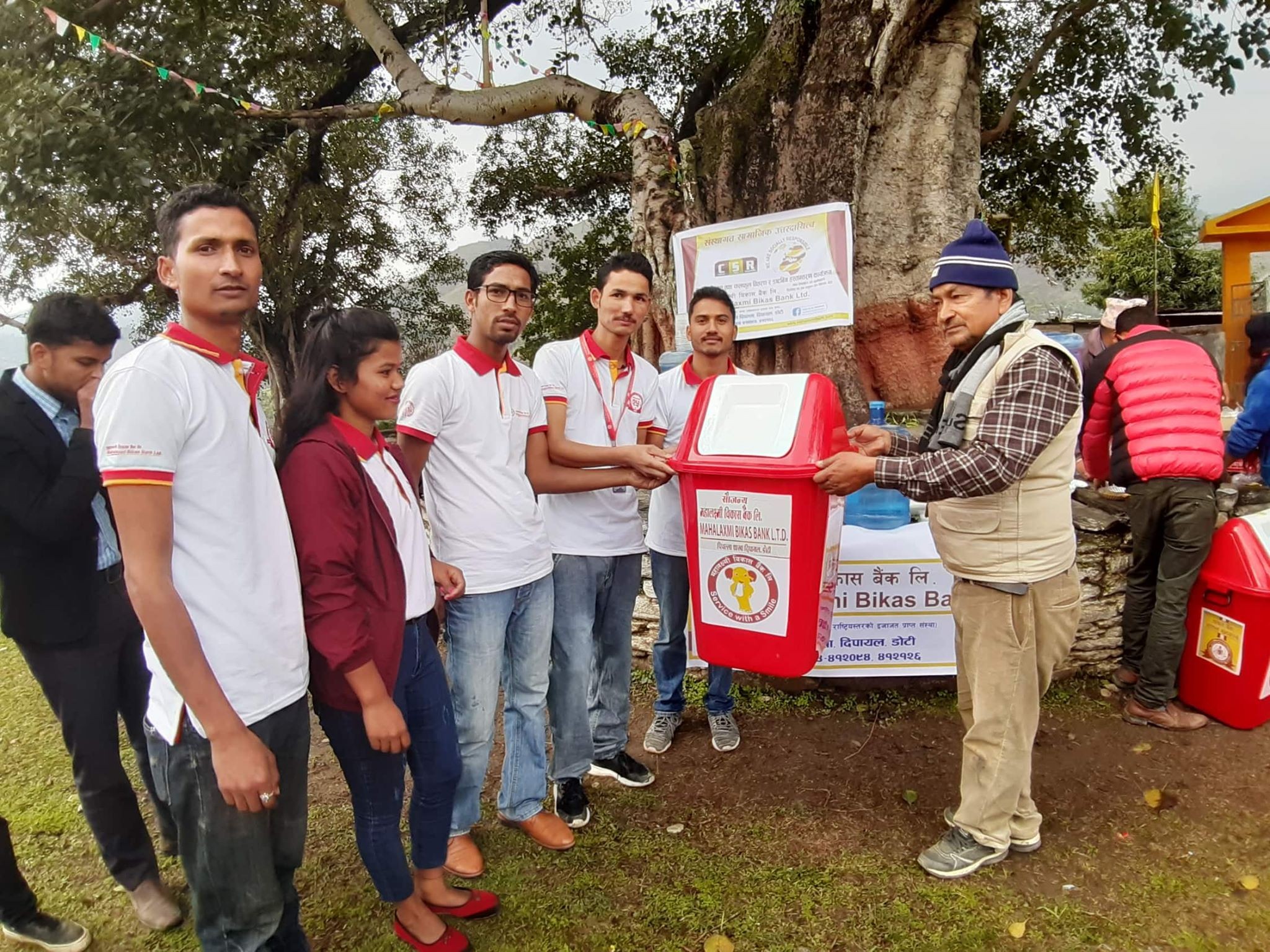 सामाजिक उत्तरदायित्व अन्तर्गत महालक्ष्मी विकास बैंक पिपल्ला शाखाद्वारा फलफुल वितरण