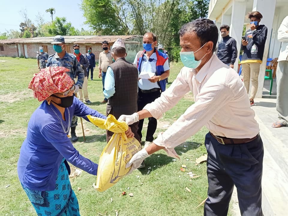 बेलडाँडी ४ का अतिविपन्न र गरीब ५३ परिवारलाई राहत वितरण