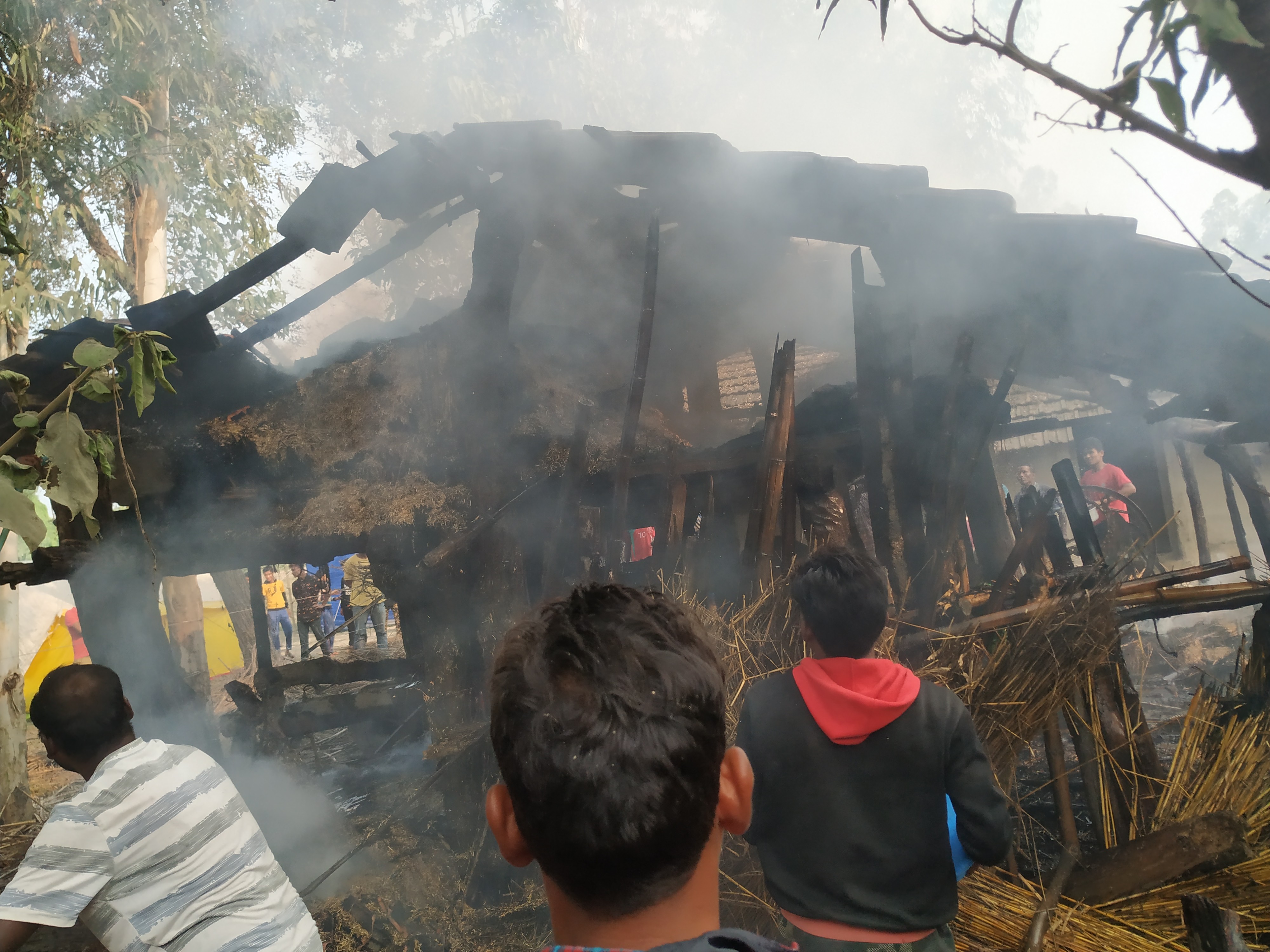 गोठमा लागेको आगोलाई सशस्त्र प्रहरीको टोलीद्वारा नियन्त्रण