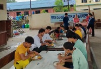 सार्क एजुकेसन फाउन्डेसन +२ का विद्यार्थीहरूले बुवाको मुख हेर्ने दिनमा बाल अनाथालयमा खाना खुवाए