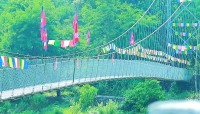 प्रयोगविहीन झोलुङ्गे पुललाई युवाहरूले बनाए पर्यटकीय आकर्षण