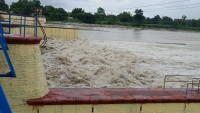 महाकाली नदीमा पानीको बहाव एक लाख ९ हजार क्युसेक नाघ्यो; बनबासा पुलमा चार पाङ्ग्रे साधन बन्द