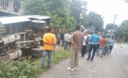 बन्साहमा बसको ठक्करले पैदल यात्रीको मृत्यु; बस पनि पल्टियो, यात्रुहरू भने सकुशल