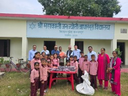 भीमदत्त-११ का ३२ विद्यार्थीलाई वडा अध्यक्ष थापाद्वारा विद्यालय पोशाक