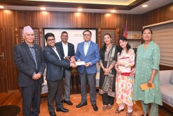 भोटेकोशी बाढी प्रभावितका लागि राष्ट्रिय बहाई समुदायको ३० लाख रुपैयाँ सहयोग
