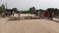 हुलाकी सडक कालोपत्रे गर्न माग गर्दै बेलौरीका स्थानीय वासिन्दा आन्दोलित