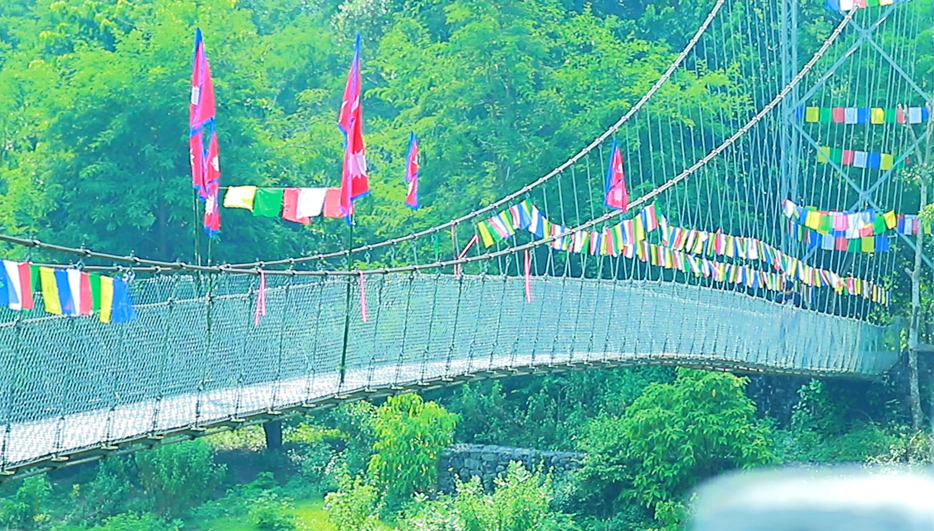 प्रयोगविहीन झोलुङ्गे पुललाई युवाहरूले बनाए पर्यटकीय आकर्षण