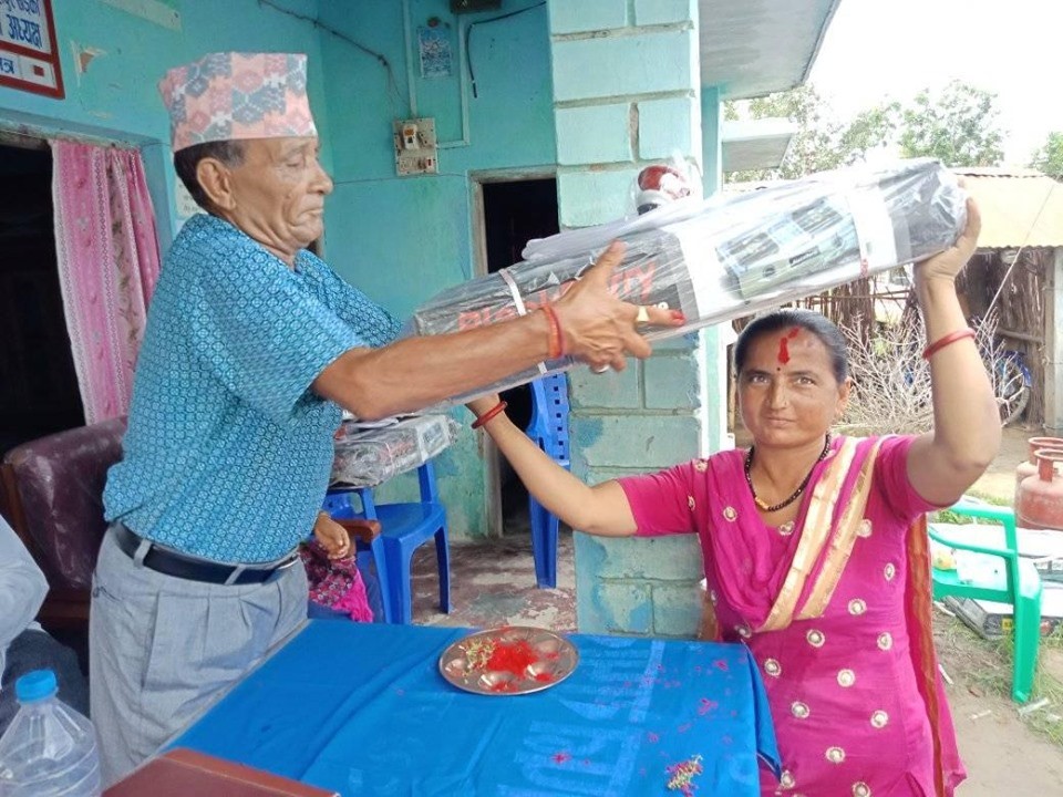 बेलडाँडीका विपन्न परिवारलाई खाना पकाउने ग्याँस र रेनकोट वितरण