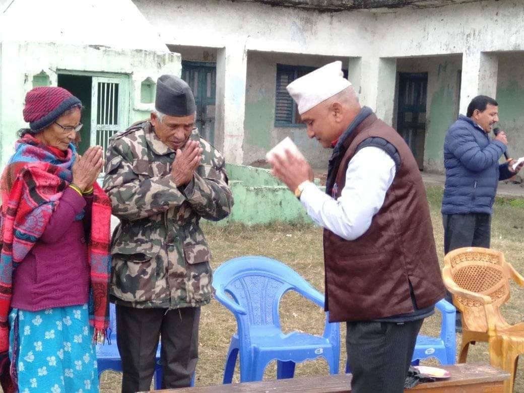 देउडा साहित्यकार पदम खड्काद्वारा विद्यार्थी खेलाडीलाई खाजा खर्चका लागि आर्थिक सहयोग