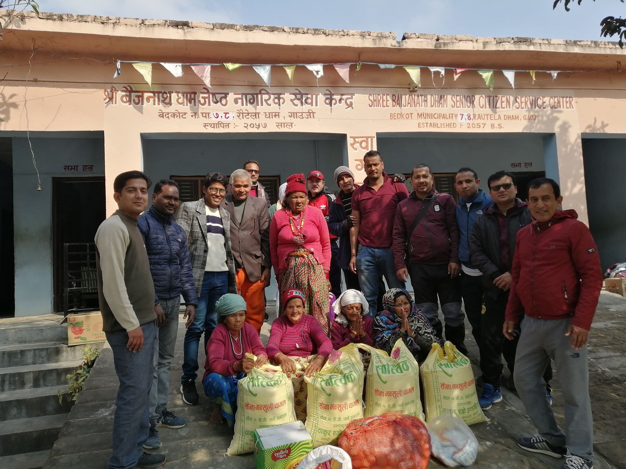 सञ्जीवनी ११ महेन्द्रनगर भेट्रानद्वारा वृद्धाश्रममा खाद्यान्न सामग्री वितरण