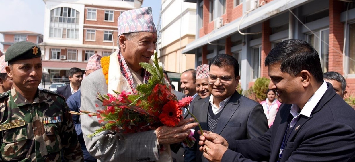 अर्थमन्त्री डा. खतिवडाद्वारा सञ्चार मन्त्रालयको पदभार ग्रहण