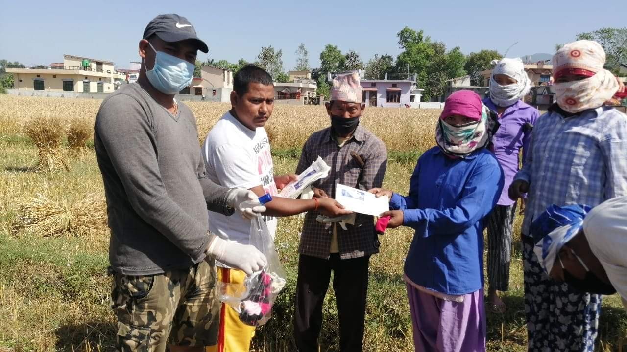 कञ्चनपुरका दुई युवाद्वारा खेतमै पुगेर किसानलाई स्वास्थ्य सामग्री सहयोग