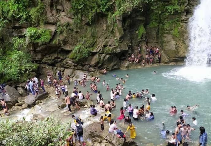 अप्रत्याशित भिडभाड हुन थालेपछि पर्यटकीय स्थलहरू प्रवेशमा रोक