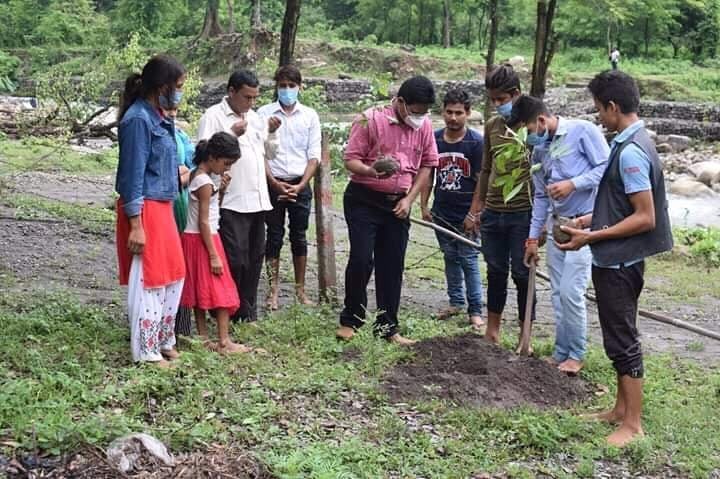 युवाहरुद्वारा लिंगेश्वर धाममा सरसफाइ तथा वृक्षारोपण