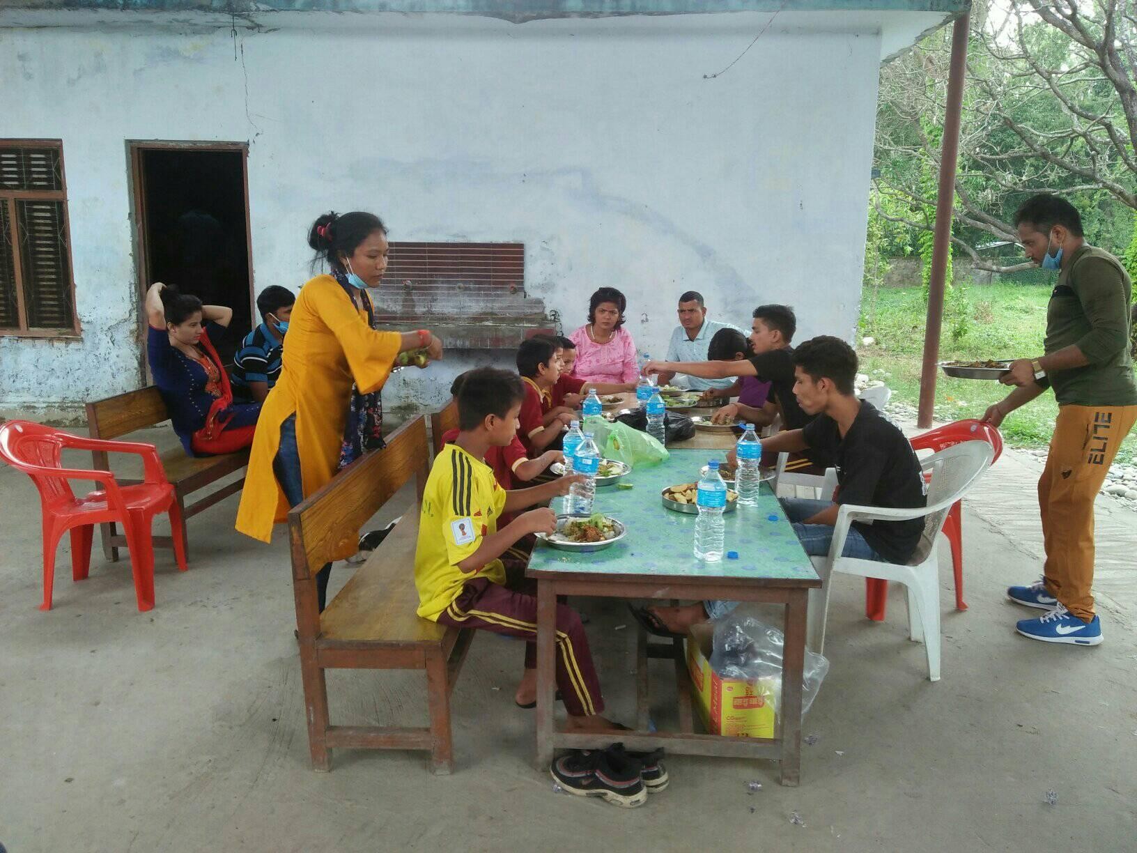 सनसेट ग्रुपको सह्रानीय कार्य : अनाथालयका बालबालिकालाई खाना खुवाई मनाइयो बाल दिवस