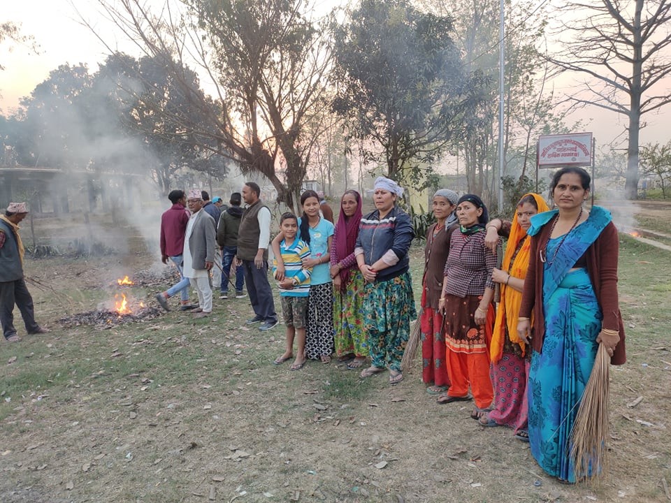 शिव मन्दिरमा सरसफाई