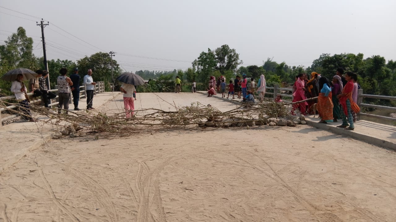 हुलाकी सडक कालोपत्रे गर्न माग गर्दै बेलौरीका स्थानीय वासिन्दा आन्दोलित