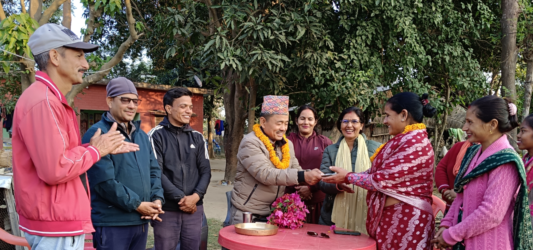 किसानलाई अनुदान दिँदै बेलडाँडी महिला साना किसान कृषि सहकारी संस्था लिमिटेड