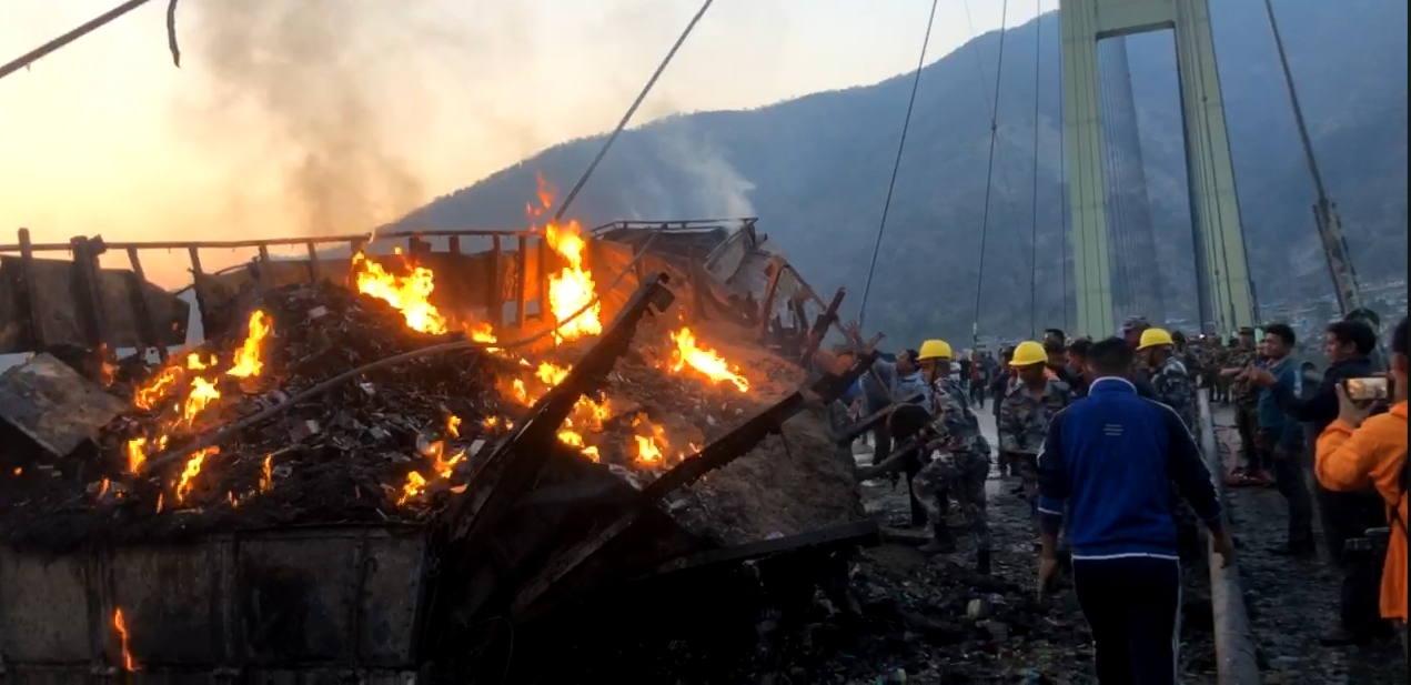 कर्णाली पुलमाथि गुडिरहेको ट्रकमा लागेको आगो दुईघण्टासम्म नियन्त्रण बाहिर, पुल नै जोखिममा