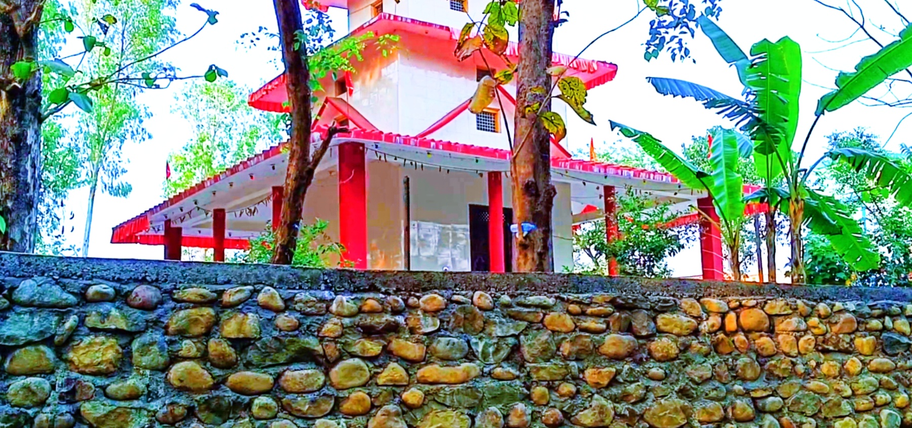 बेलौरी : कालिका मन्दिरको संरक्षणका लागि खहरे खोलामा मेसिनरी पर्खाल निर्माण