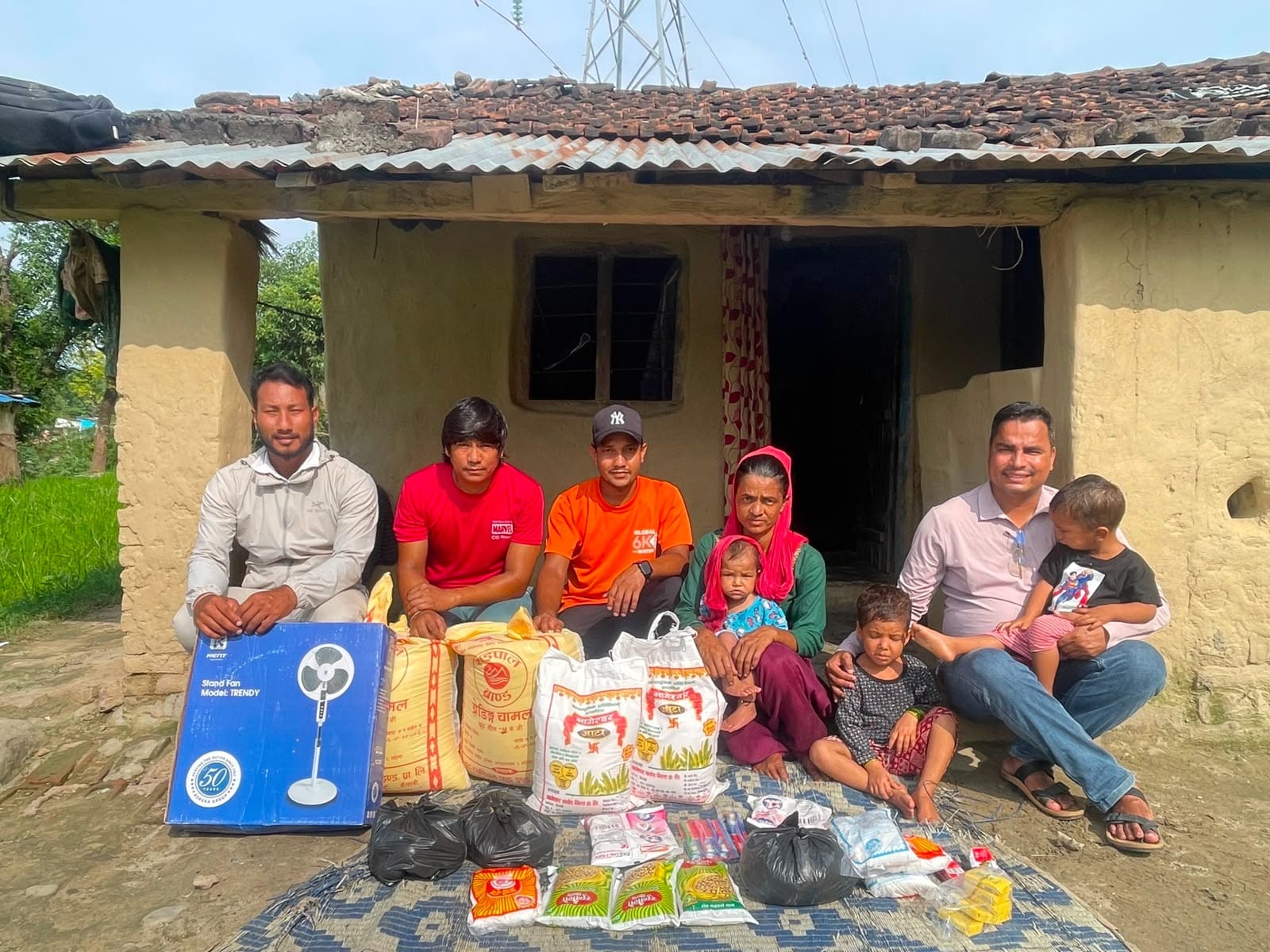असहाय एकल महिलालाई समाजसेवी युवाको सहयोग : खाद्यान्नदेखि सरसफाइ सामग्रीसम्म हस्तान्तरण