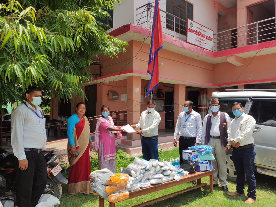 प्राकृतिक स्रोत द्वन्द्व रूपान्तरण केन्द्र नेपालद्वारा स्वास्थ्य सामग्री सहयोग