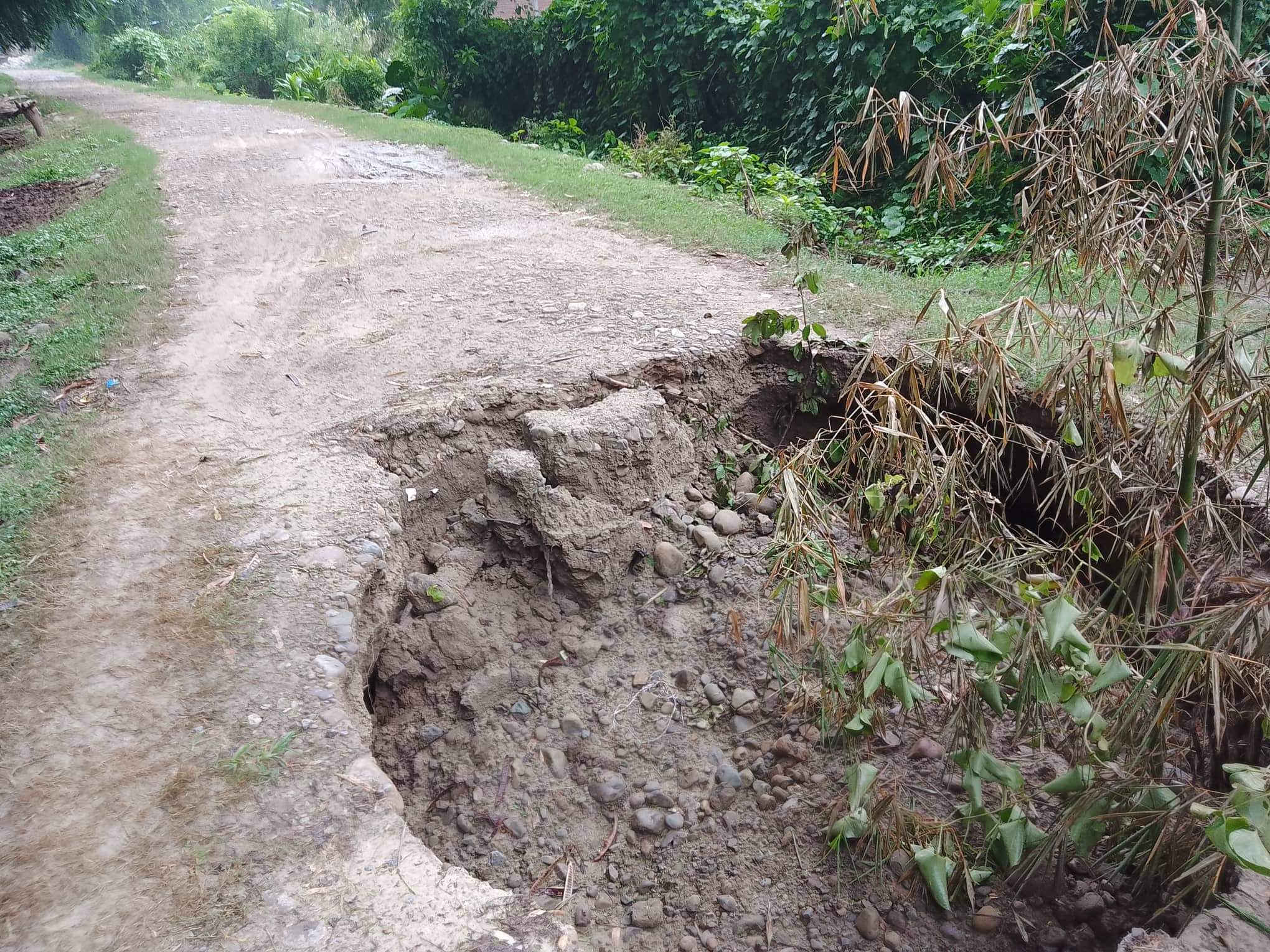 बन्तरियाको सडकमा ठूलो भ्वाङ