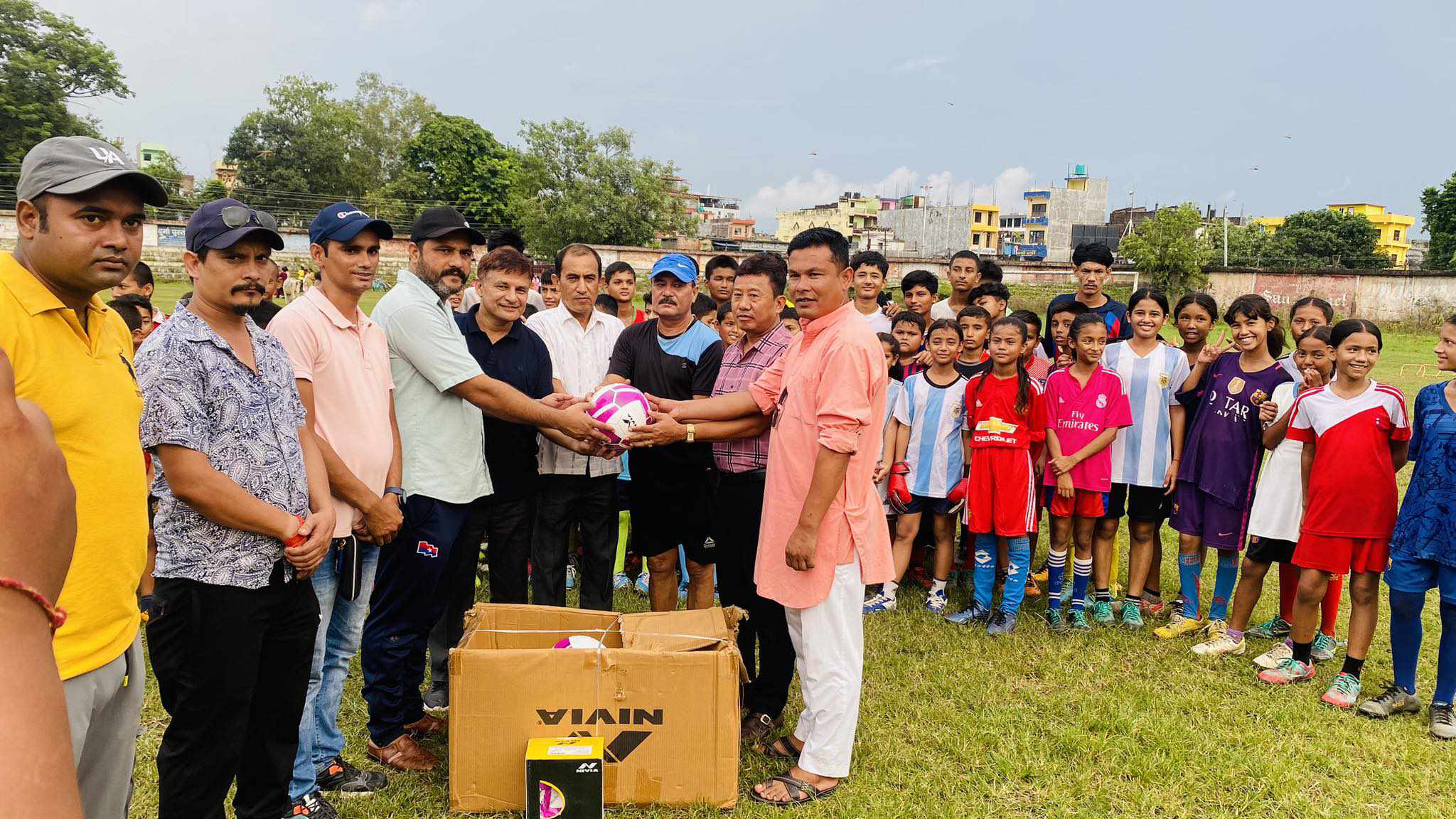नगर प्रमुख लिम्बुद्वारा कञ्चनपुर जिल्ला फुटबल संघलाई फुटबल हस्तान्तरण
