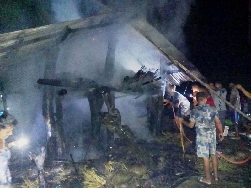 बेलडाँडीमा गौशालामा आगलागी, डेढ लाख रुपैयाँ बराबरको क्षति
