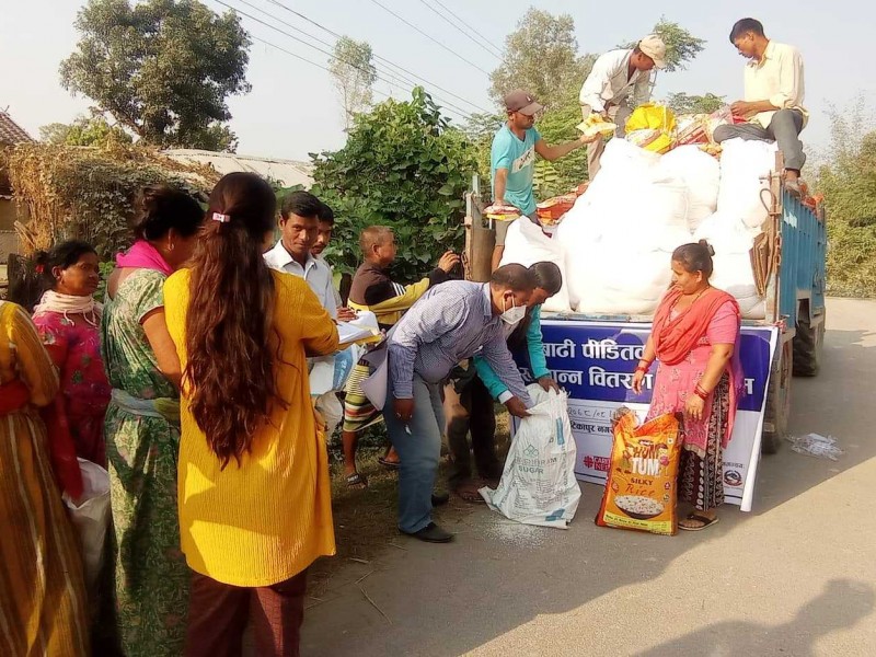 टिकापुरका बाढी प्रभावित १३० घरधुरीलाई खाद्यान्न वितरण