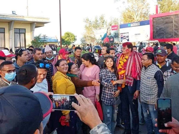 विमानस्थलमा एकाएक हजारौँको भिड