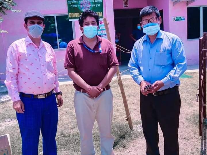 माओवादी केन्द्रका नेता गुरुङ र न्यौपानेद्वारा कोभिड अस्पताललाई अक्सिजन सिलिन्डर सहयोग
