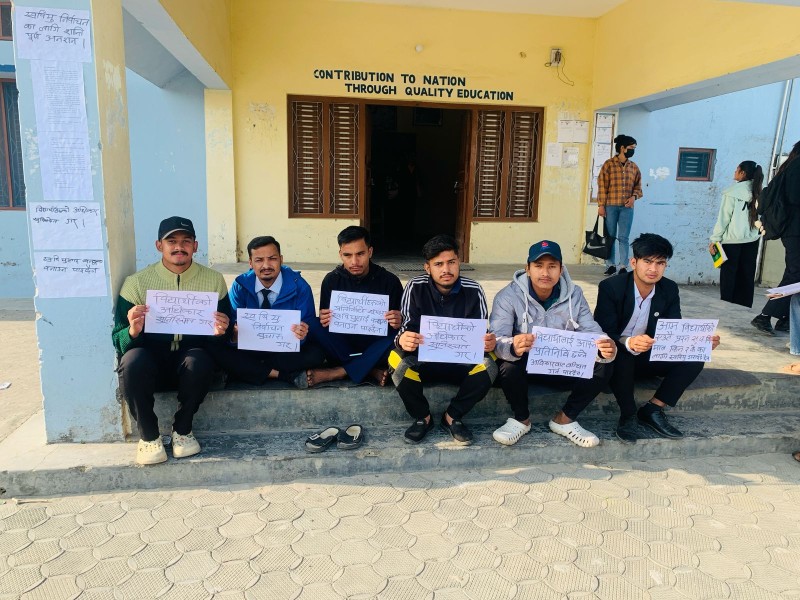 सुदूरपश्चिम विश्वविद्यालयका विद्यार्थी अनसनमा