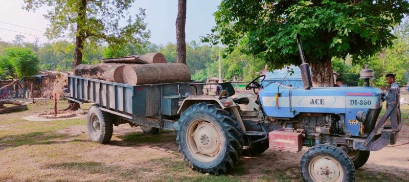 पुनर्वासबाट अवैध काठ सहितको ट्याक्टर नियन्त्रणमा