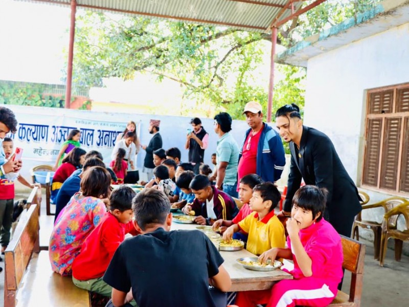 टिकटाककर्मी अंशु बर्मा र साथीहरूद्वारा अनाथालयका बालबालिकालाई भोजन