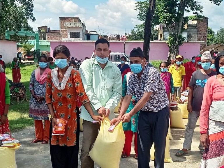 कोरोनाबाट रोजगारी गुमाएका दलित तथा विपन्न परिवारलाई राहत स्वरूप खाद्यान्न वितरण