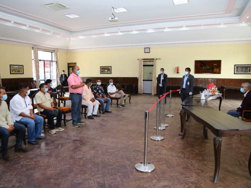 नेता बिष्टद्वारा कञ्चनपुरको दक्षिणी क्षेत्रका विविध विषयमा प्रधानमन्त्री देउवालाई अवगत