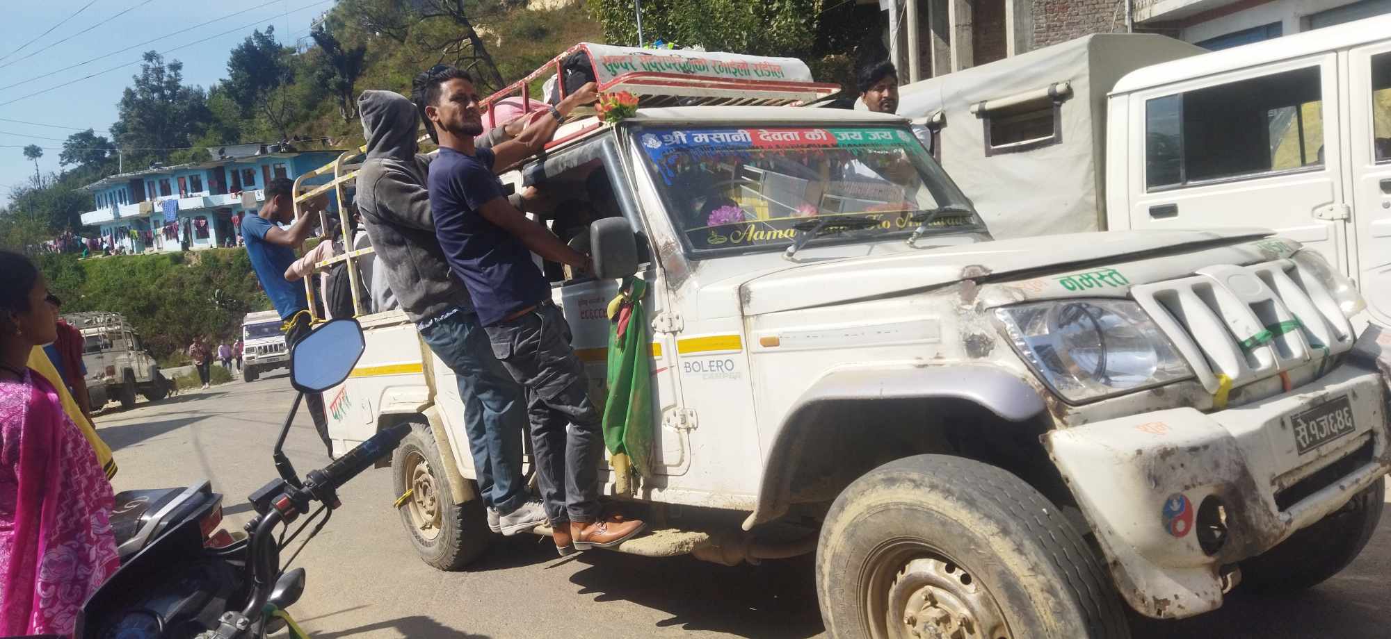 डडेलधुराका ग्रामीण सडकमा चल्ने गाडीहरूले क्षमता भन्दा बढी यात्रु बोक्दै