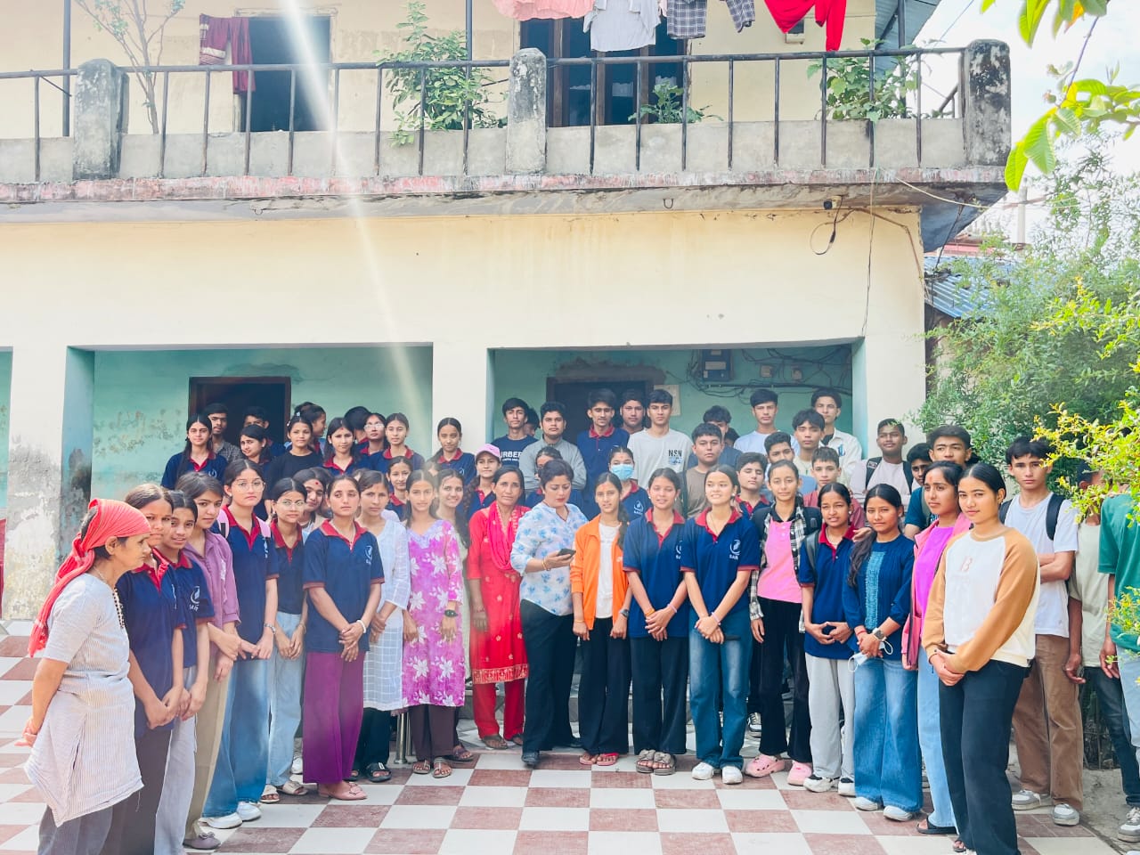 सार्क एजुकेसन फाउन्डेसन ब्रीज कोर्सका विद्यार्थीहरुद्वारा वृद्धाश्रममा फलफूल वितरण