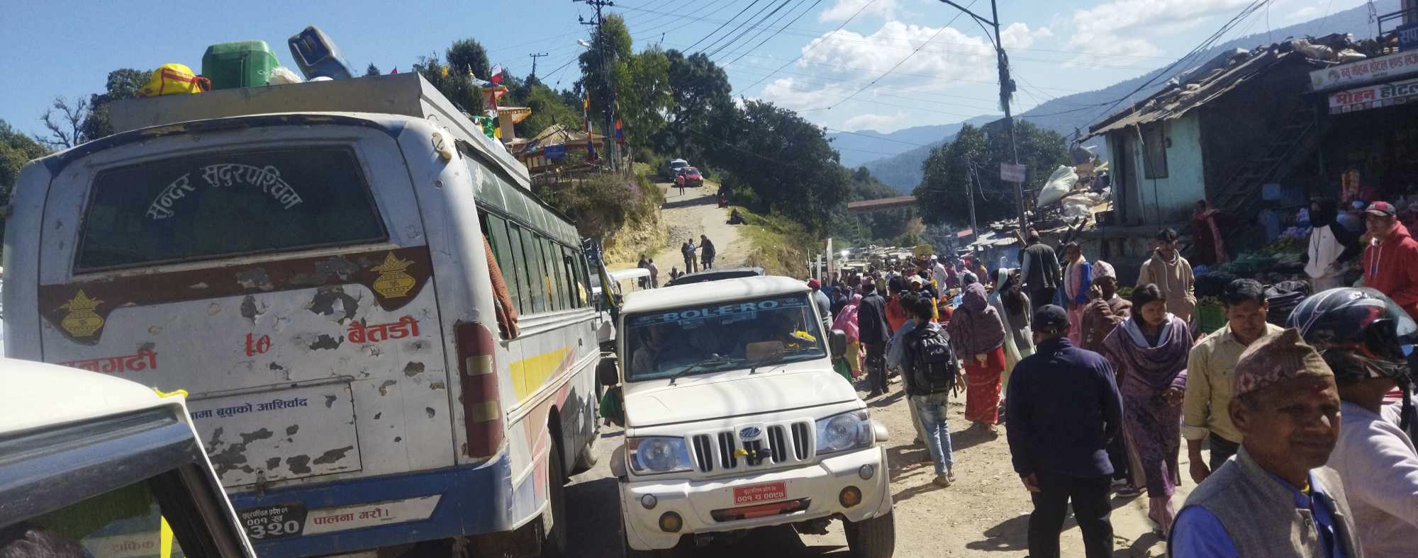 दसैँ अवधिमा डडेलधुरामा १९० सवारी साधन कारबाहीमा