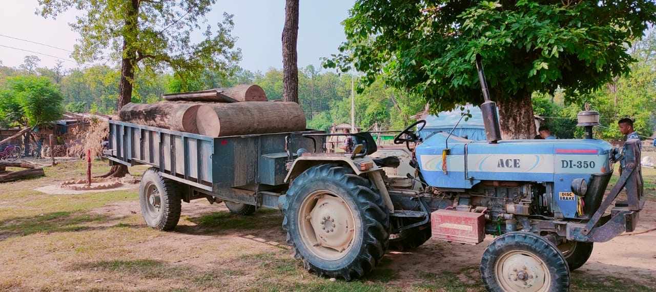 पुनर्वासबाट अवैध काठ सहितको ट्याक्टर नियन्त्रणमा